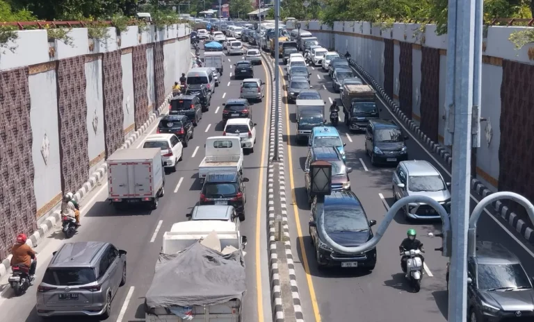 Suasana-arus-lalu-lintas-saat-libur-Nataru-di-Underpass-Simpang-Dewa-Ruci-Kuta-Kabupaten-Badung-Bali-Selasa-26-Desember-2023-3731708136