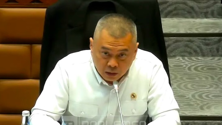 menteri-perhubungan-dudy-purwagandhi-saat-rapat-kerja-dengan-komisi-v-dpr-ri-1_169-1