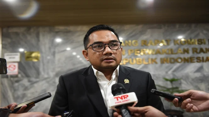 67725af8b45d1-ketua-komisi-ii-dpr-ri-m-rifqinizamy-karsayuda_665_374