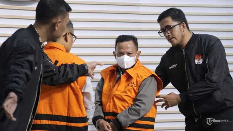 KPK-Tahan-Bupati-Situbondo-Karna-Suswandi_20250121_195840 (1)