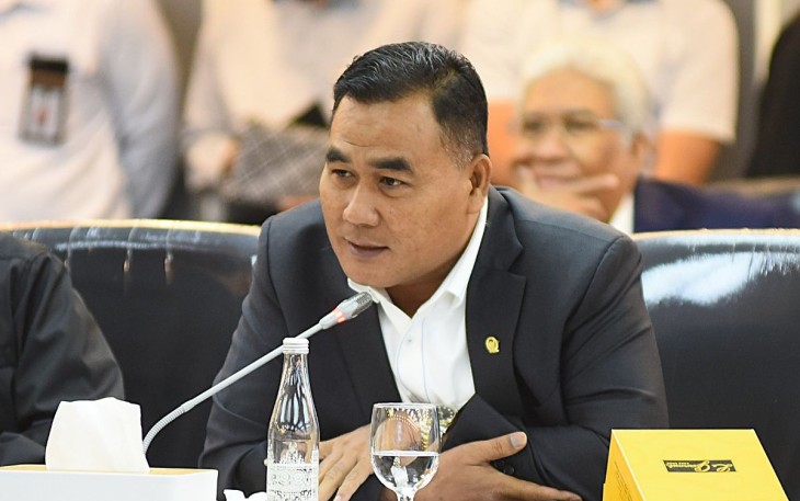 Anggota_Komisi_XIII_DPR_RI_Edison_Sitorus_dalam_Rapat_Kerja_Komisi_XIII_DPR_RI_dengan_Menteri_Imigra20250219193955