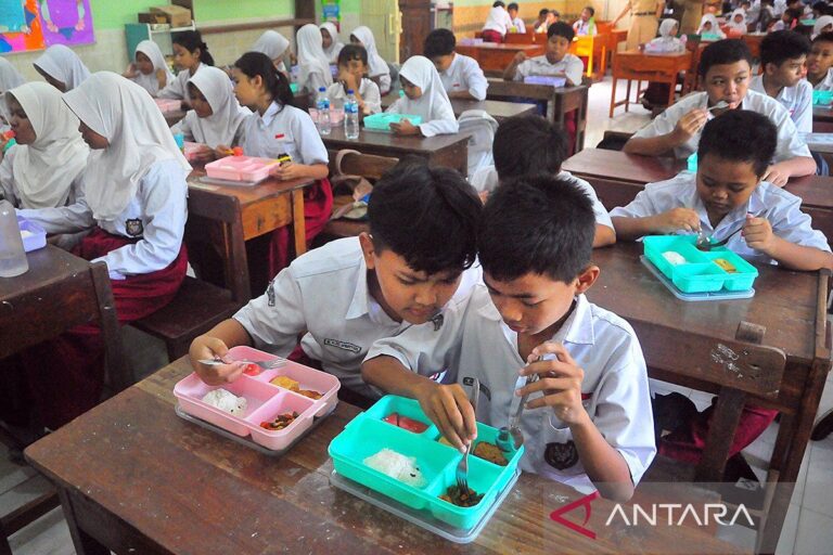 Uji-Coba-Makan-Bergizi-Gratis-300924-yn-2