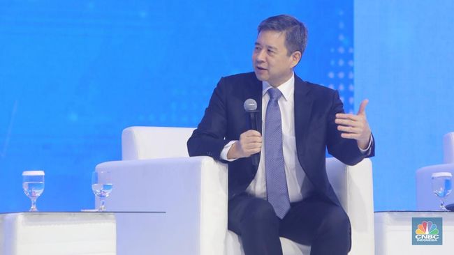 chief-economist-of-the-asian-development-bank-adb-albert-francis-park-dalam-acara-bri-microfinance-outlook-2025-di-nusantara-h-11_169