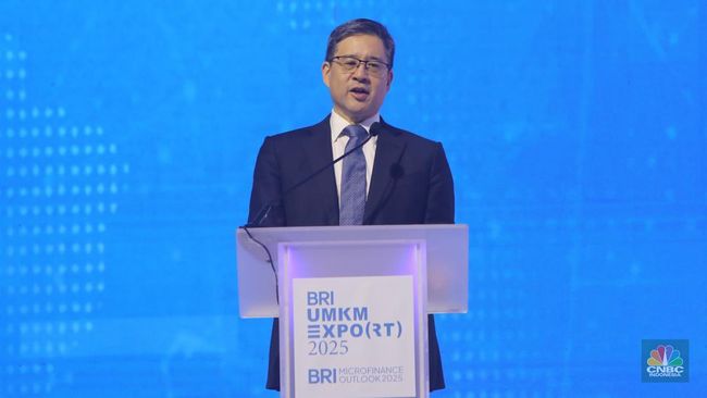 chief-economist-of-the-asian-development-bank-adb-albert-francis-park-dalam-acara-bri-microfinance-outlook-2025-di-nusantara-h-4_169