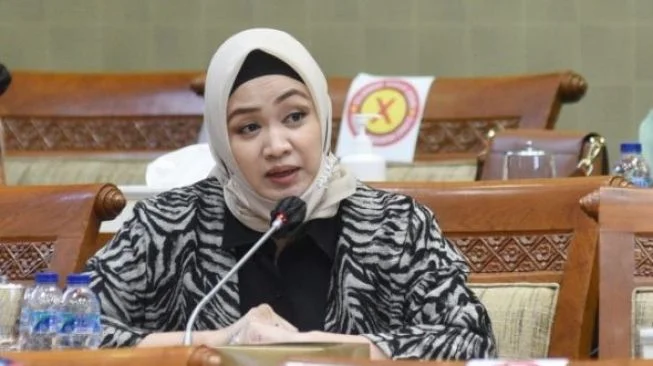 31907-anggota-komisi-ix-dpr-ri-putih-sari.jpg