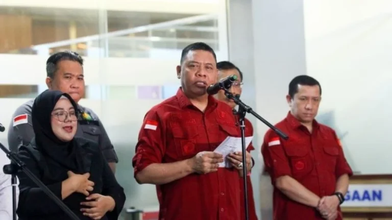 67278a6c63cc4-direktur-penyidikan-dirdik-jaksa-agung-muda-tindak-pidana-khusus-jam-pidsus-abdul-qohar-dalam-konferensi-pers_1265_711