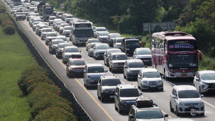 ARUS-MUDIK-Kepadatan-kendaraan-jalan-tol-Palimanan-Kanci-Palikanci