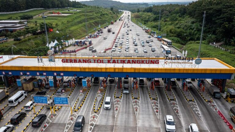 foto-udara-gerbang-tol-kalikangkung-pada-h-5-lebaran_169