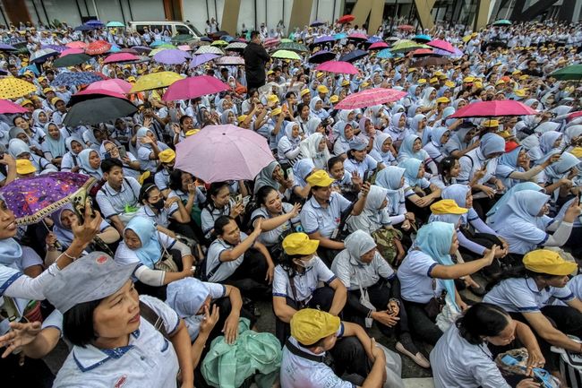 karyawan-pt-sritex-terakhir-melakukan-kerja-di-perusahaannya-di-sukoharjo-jawa-tengah-jumat-2822025-setelah-putusan-pengadilan-1740793954669 (2)