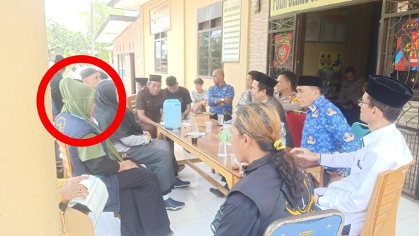 pemimpin-aliran-pangissengana-tarekat-ana-loloa-patta-bau-saat-menghadiri-pemanggilan-di-polsek-tompobulu-1741133251356_169