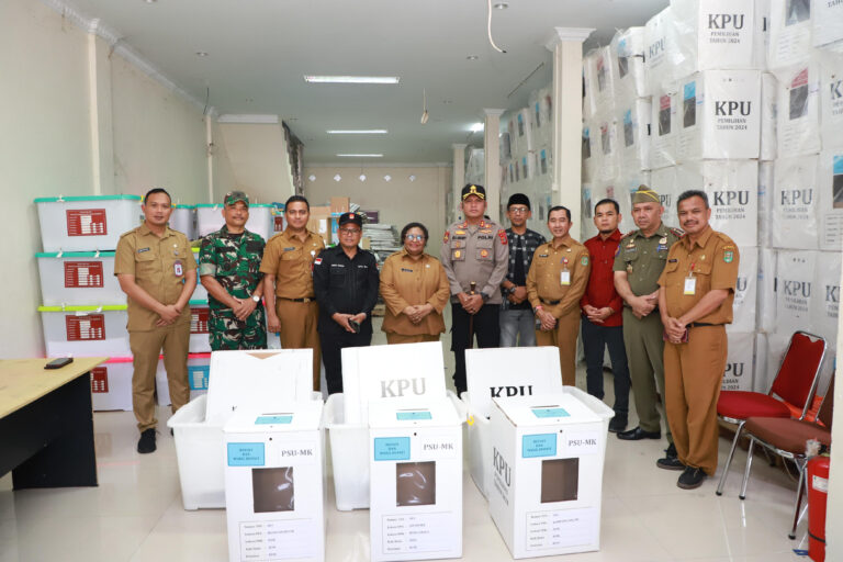 wakil-menteri-dalam-negeri-ribka-haluk-tengah-saat-meninjau-vgnq