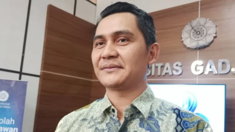 672cd4bea492e-pakar-hukum-tata-negara-universitas-gadjah-mada-ugm-yance-arizona_1265_711