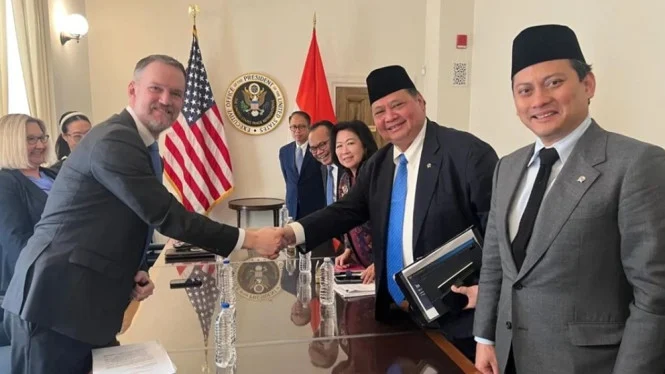 6803039ab80ce-menteri-koordinator-bidang-perekonomian-airlangga-hartarto-bertemu-dengan-wakil-dagang-as-jamieson-lee-greer_665_374
