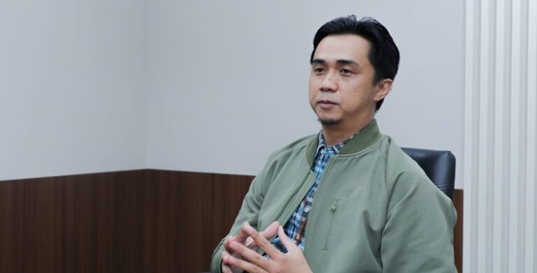 dr-riki-perdana-raya-waruwu-sh-mh-wSqsw