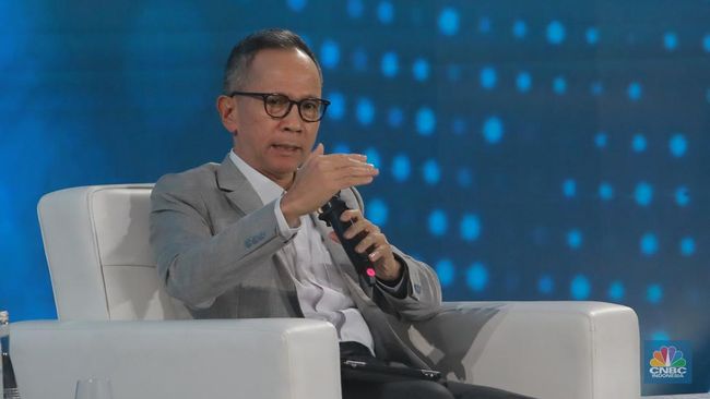 ketua-dewan-komisioner-ojk-mahendra-siregar-dalam-economic-outlook-2023-dengan-tema-menjaga-momentum-ekonomi-di-tengah-ketidak-8_169