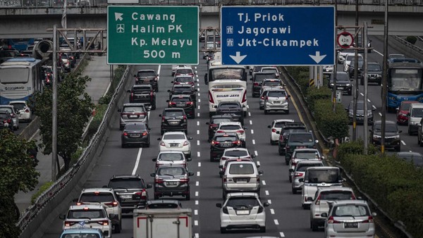 potret-puncak-arus-liburan-tahun-baru-2023-ribuan-orang-tinggalkan-jakarta-1_169