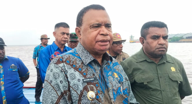 Bupati-Kepulauan-Yapen-Benyamin-Aeisoy-di-Kampung-Awunawai-1-664x360