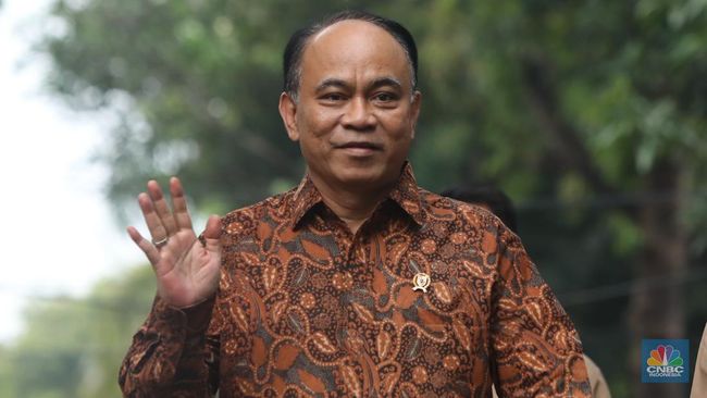menkominfo-budi-arie-setiadi-tiba-di-jalan-kertanegara-jakarta-selasa-15102024-3_169