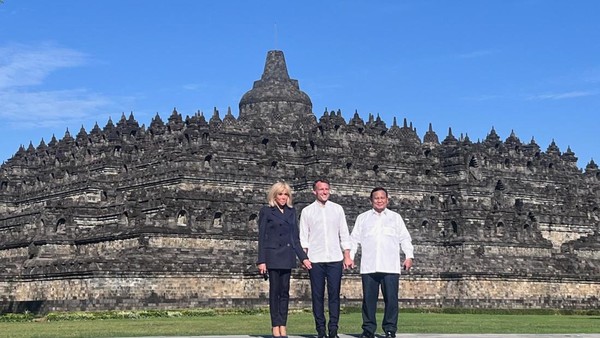 presiden-prabowo-subianto-dan-presiden-prancis-emmenuel-macron-serta-istri-brigitte-macron-foto-bersama-usai-mengunjungi-candi-1748510151074_169