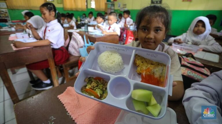 siswa-siwi-menyantap-hidangan-makan-bergizi-saat-uji-coba-program-makam-bergizi-gratis-di-sdn-4-tangerang-banten-senin-582024--18_169