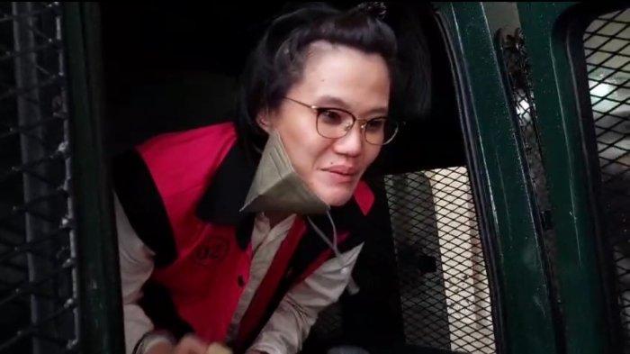 Marcella-Santoso-turun-dari-mobil-tahanan