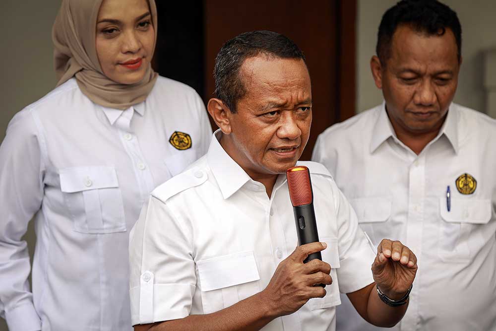 antarafoto-menteri-esdm-hentikan-sementara-tambang-nikel-di-raja-ampat-1749117966