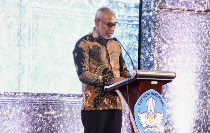 Matias-Mano-Pelaksana-Tugas-Staf-Ahli-Gubernur-Papua-Bidang-Pengembangan-Masyarakat-dan-Budaya-696x442