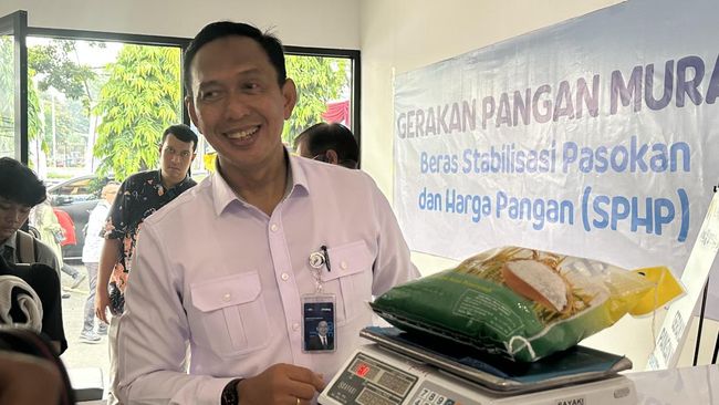 direktur-utama-perum-bulog-ahmad-rizal-rhamdani-saat-ditemui-di-kantor-pos-fatmawati-jakarta-jumat-1872025-cnbc-indonesiamarty-1752809625849_169