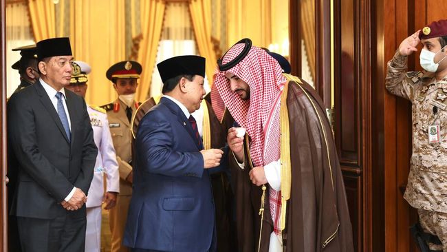 menteri-pertahanan-republik-indonesia-prabowo-subianto-bertemu-pangeran-sekaligus-wakil-menteri-pertahanan-arab-saudi-his-roya-3_169