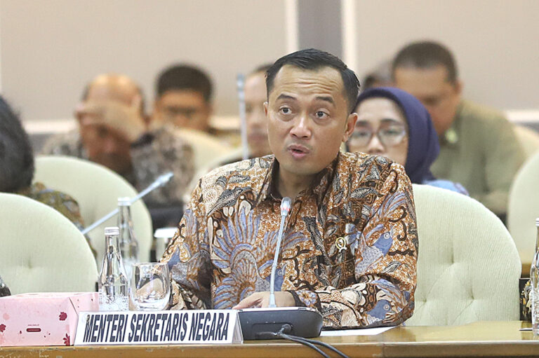 prabowo-tunjuk-mensesneg-prasetyo-hadi-sebagai-juru-bicara-17042025-180310