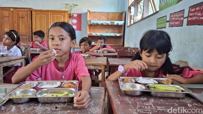 siswa-di-sd-gmit-manumuti-kecamatan-kupang-tengah-kabupaten-kupang-ntt-saat-menikmati-makanan-bergizi-gratis-senin-612025-yufe_169