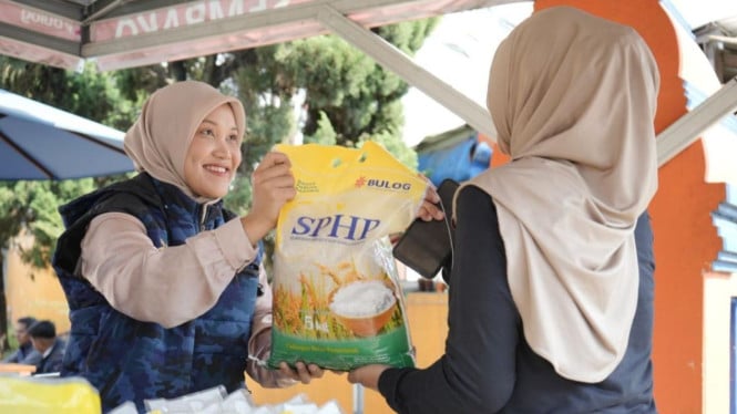 689eee8a566a2-program-stabilisasi-pasokan-dan-harga-pangan-sphp-yang-dijalankan-perum-bulog-secara-masif-di-seluruh-wilayah-mulai-membuahkan-hasil-nyata_665_374