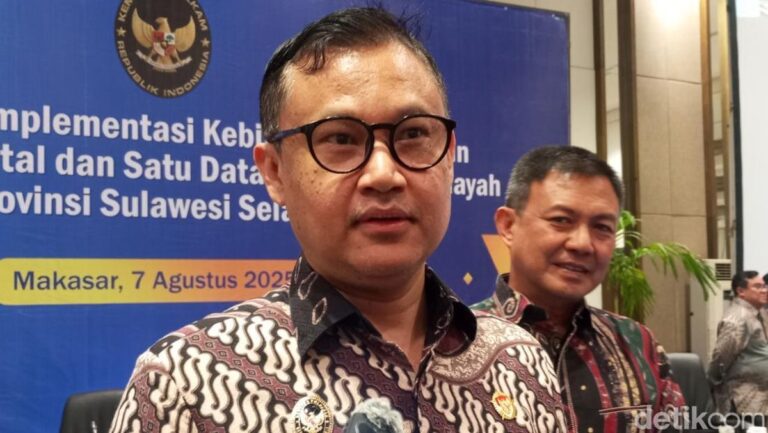 asisten-deputi-koordinasi-perlindungan-data-dan-transaksi-elektronik-di-kemenko-polkam-ri-syaiful-garyadi-di-makassar-kamis-78-1754569707487_169