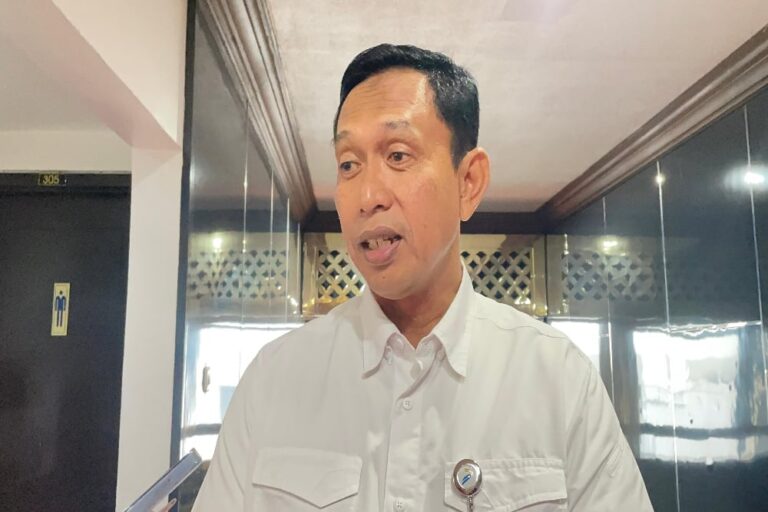 direktur_utama_perum_bulog_ahmad_rizal_ramdhani_saat_ditemui_di_kantor_kementerian_dalam_negeri_kem_1752478699 (1)