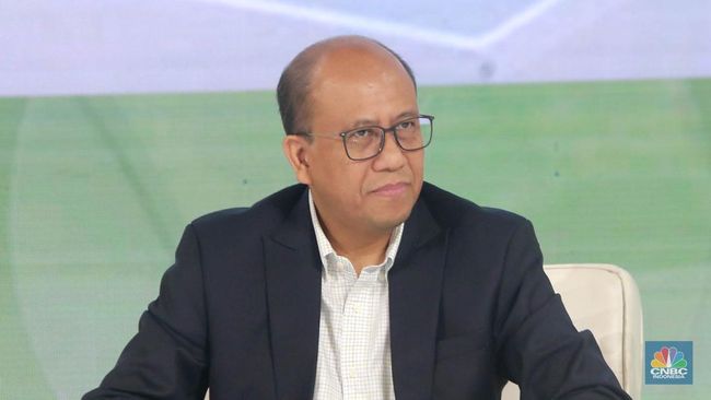 direktur-manajemen-risiko-pt-pln-persero-suroso-isnandar-menyampaikan-pemaparan-dalam-acara-green-economic-forum-2024-di-jakar_169
