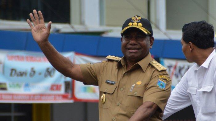 gubernur-papua-barat-dominggus-mandacan