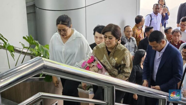 menteri-komunikasi-dan-digital-meutya-hafid-disambut-saat-tiba-di-gedung-menkominfo-jakarta-senin-21102024-2_169