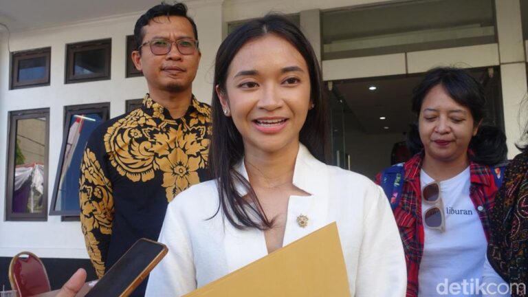 putri-politikus-senior-pdip-aria-bima-ra-yashinta-sekarwangi-mega-mendaftar-sebagai-calon-anggota-dpd-ri-di-kpu-diy-sabtu-1352_169