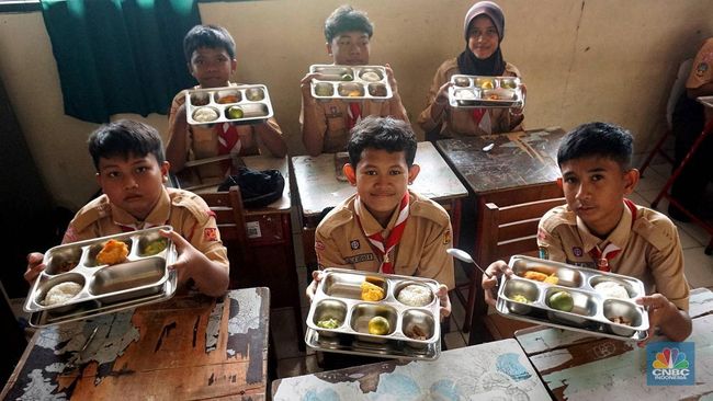 sejumlah-siswa-saat-mengikuti-pelaksanaan-program-makan-bergizi-gratis-mbg-di-sdn-jati-03-pagi-pulo-gadung-jakarta-timur-rabu-1746595202632_169 (1)