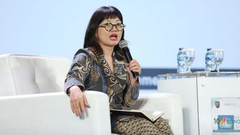 wakil-menteri-pendidikan-tinggi-sains-dan-teknologi-stella-christie-memberikan-pemaparan-dalam-acara-sarasehan-100-ekonom-2024-5_169