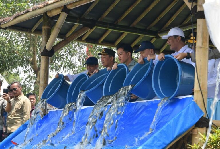 wapres-dukung-polri-perkuat-kemandirian-pangan-lewat-penanaman-jagung-dan-penebaran-benih-ikan-di-tangerang-08102025-204542