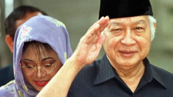 690cbac2c7ae1-ilustrasi-foto-soeharto_665_374