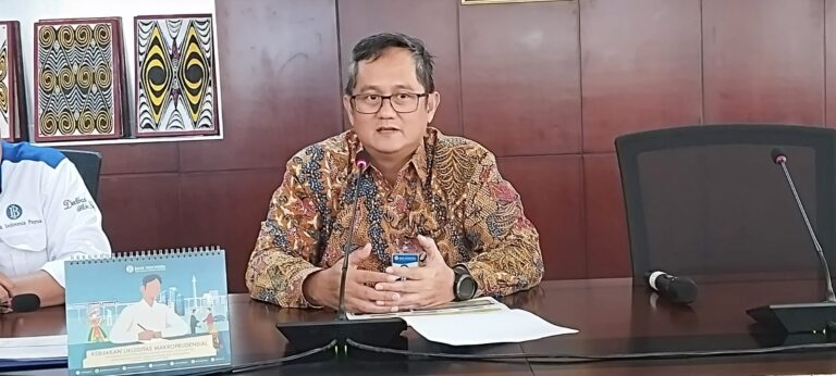 Kepala-perwakilan-Bank-IndonesiaKPwBI-Provinsi-Papua-Faturachman-saat-Bincang-bincang-media-di-gedung-rapat-Cartenz-II-Bank-Indonesia.