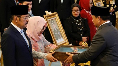 gelar-pahlawan-nasional-untuk-soeharto-dan-tangis-keluarga-marsinah-1762756947110_169