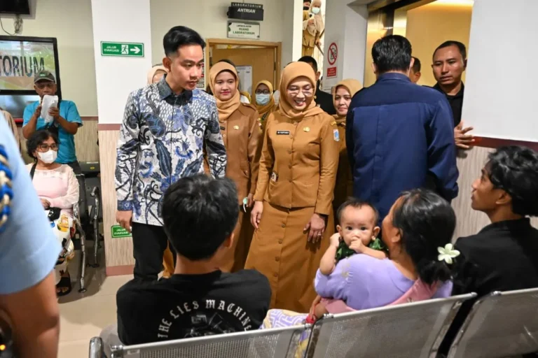 gibran-tinjau-cek-kesehatan-gratis-di-tiga-puskesmas-jakarta-pusat-sejauh-ini-belum-ada-keluhan-large