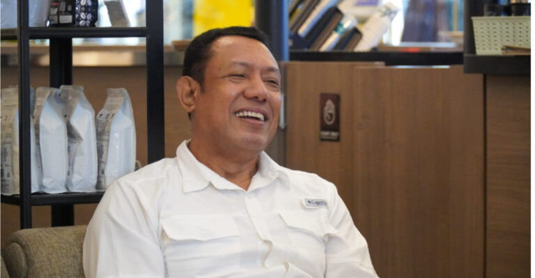 ketua-umum-aliansi-timur-indonesia-emanuel-mikael-kota-menya-plnh