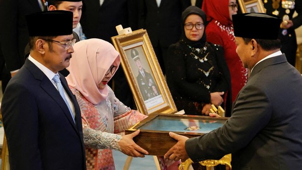 momen-haru-di-istana-merdeka-putri-soeharto-terima-gelar-pahlawan-nasional-dari-presiden-prabowo-1762752499607_169