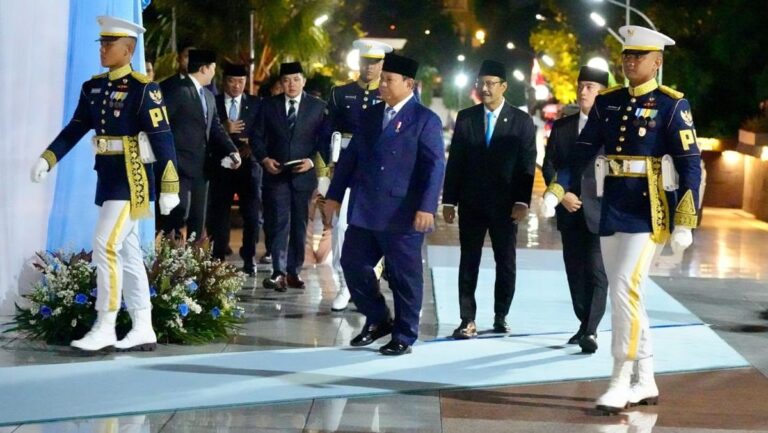 presiden-prabowo-subianto-memimpin-upacara-ziarah-nasional-dan-renungan-suci-di-taman-makam-pahlawan-tmp-kalibata-jakarta-sela-1762731363543_169