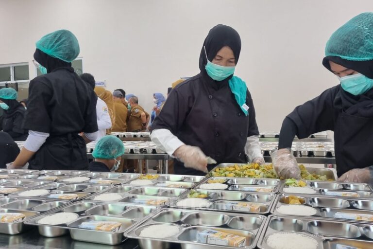 petugas-sppg-sedang-menyiapkan-paket-makan-bergizi-gratis-mb-2qai