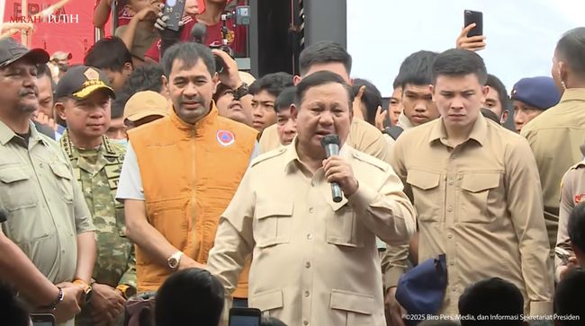 presiden-prabowo-tinjau-posko-pengungsian-di-jembatan-aceh-tamiang-jumat-12122025-1765511360569_169